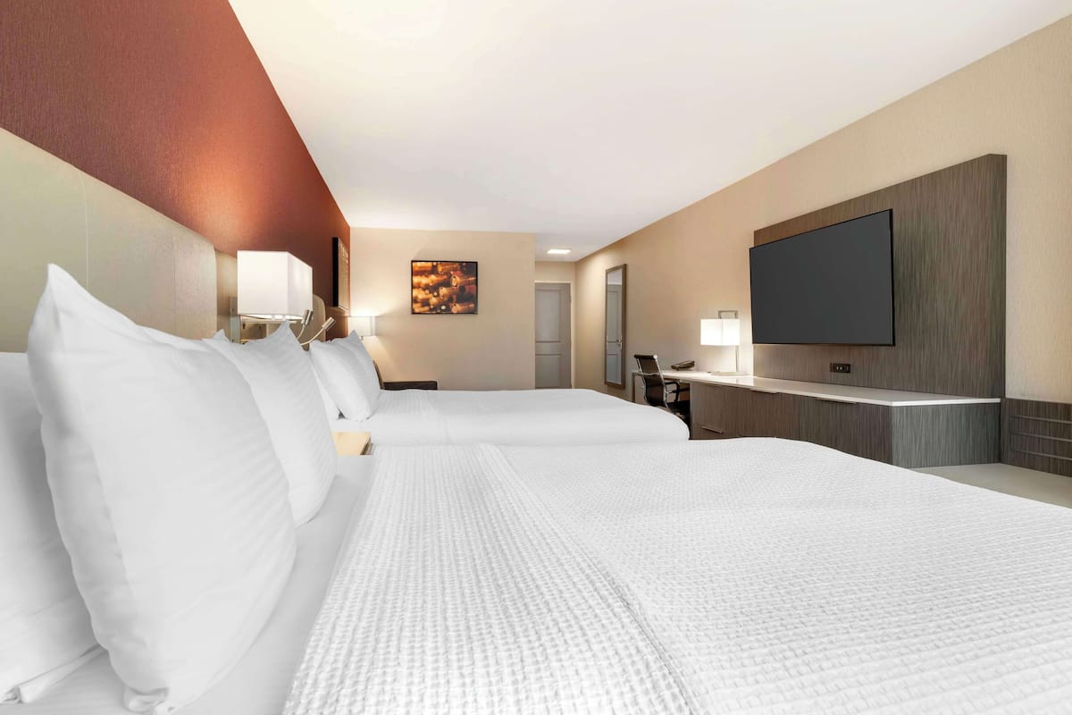 Suite, 2 Queen-Betten, barrierefrei, Nichtraucher (Walk-in Shower;with Sofabed)