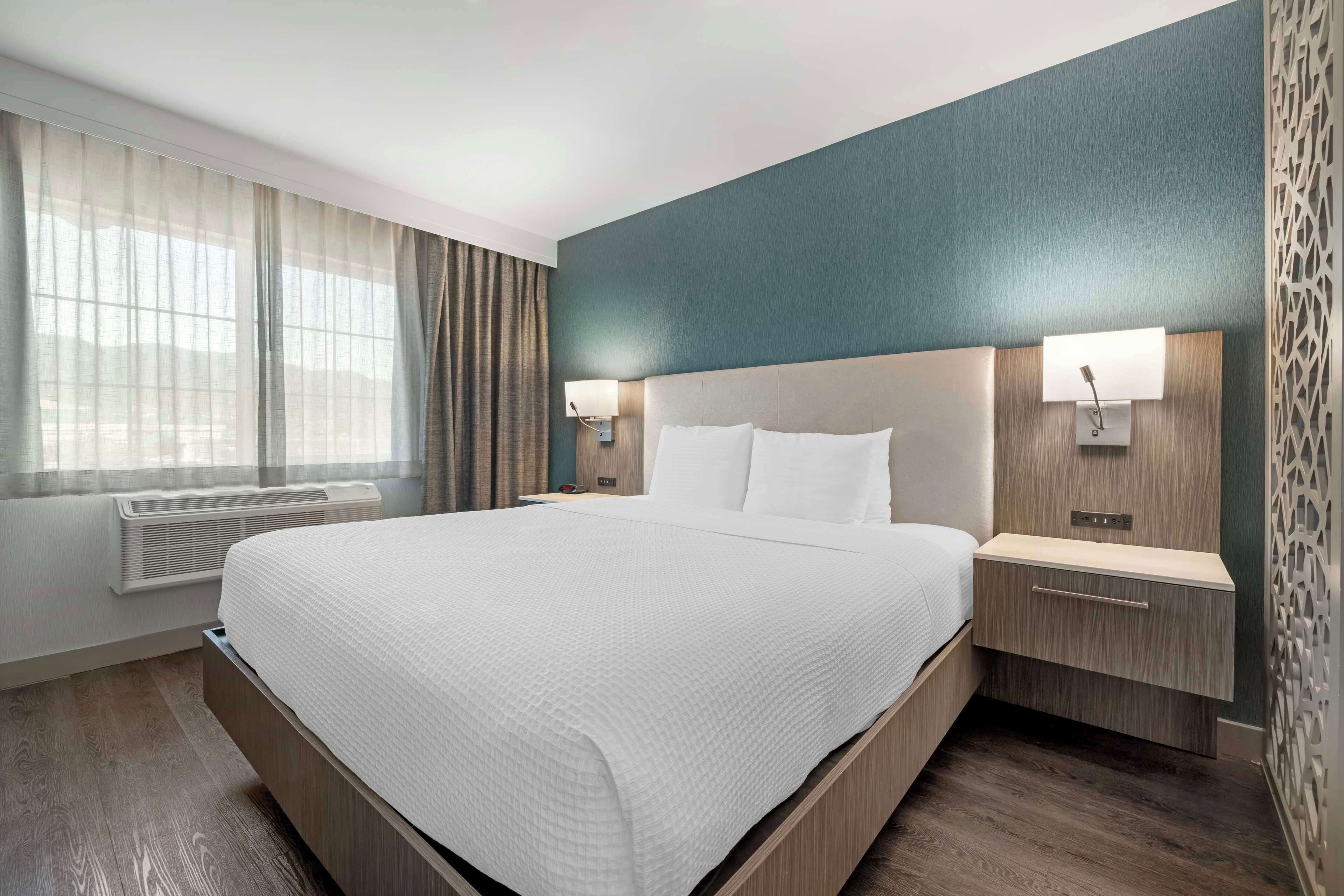 suite, 1 king bed, accessible, non smoking (walk-in shower;with sofabed) | pillow-top beds, in-room safe, desk, laptop workspace