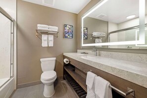 Habitación estándar, 2 camas de matrimonio, no fumadores, frigorífico y microondas | Baño | Bañera profunda y artículos de higiene personal gratuitos