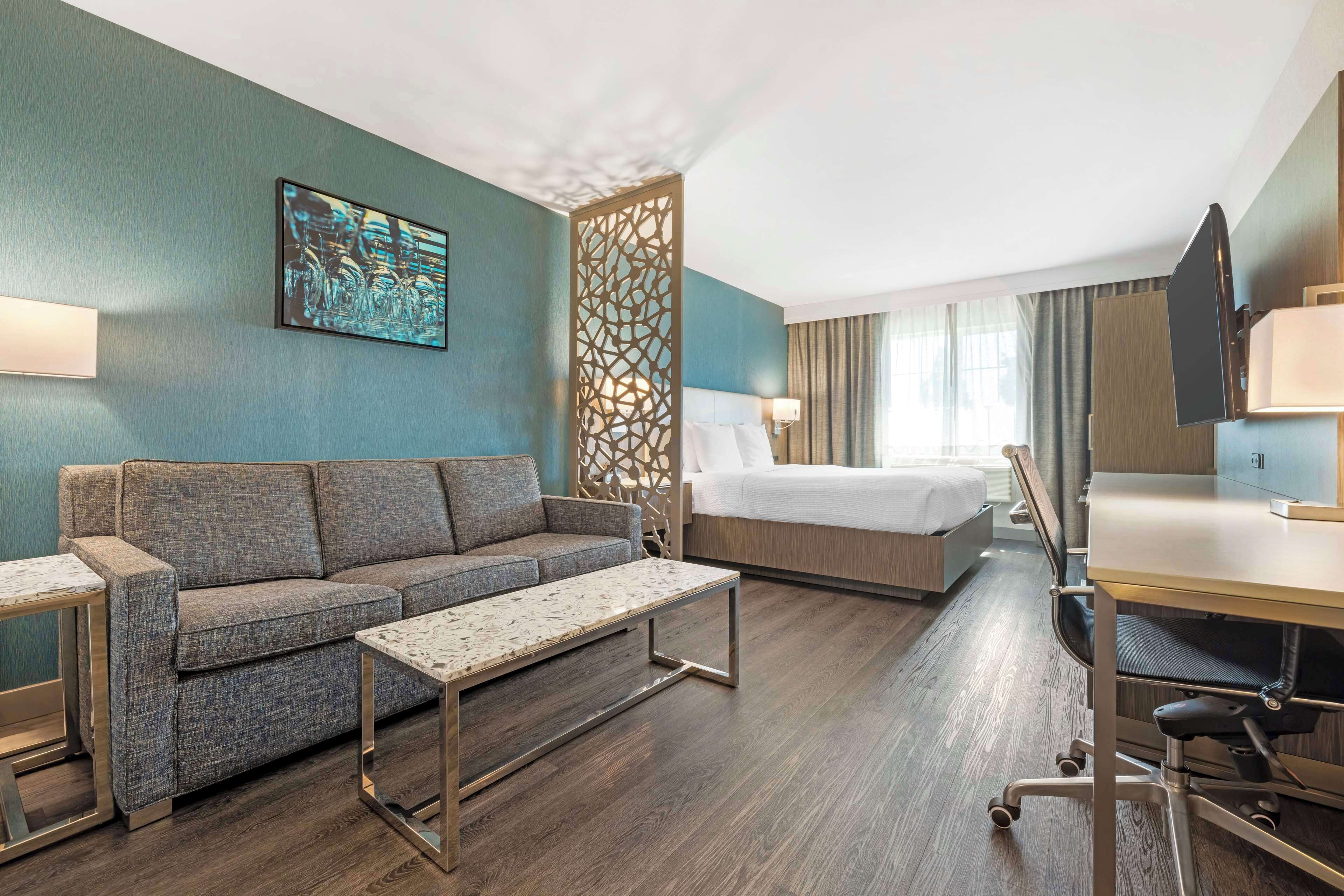 suite, 1 king bed, non smoking, refrigerator & microwave | pillow-top beds, in-room safe, desk, laptop workspace