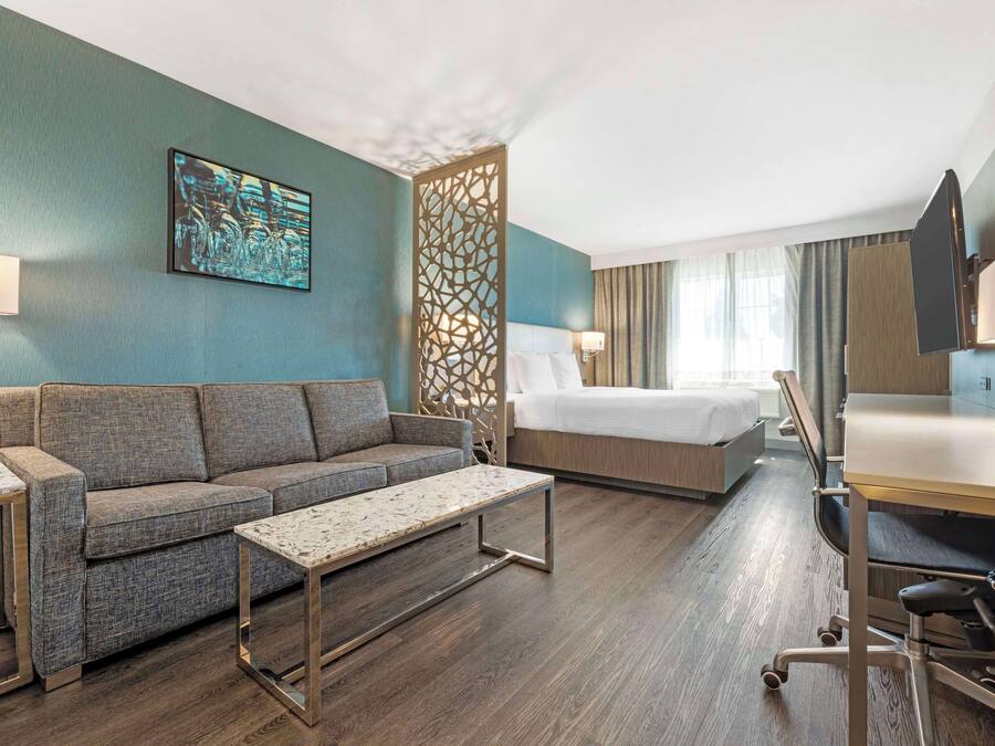 Suite, 1 kingsize bed, niet-roken, koelkast en magnetron | Pillowtop-bedden, een kluis op de kamer, een bureau, een laptopwerkplek