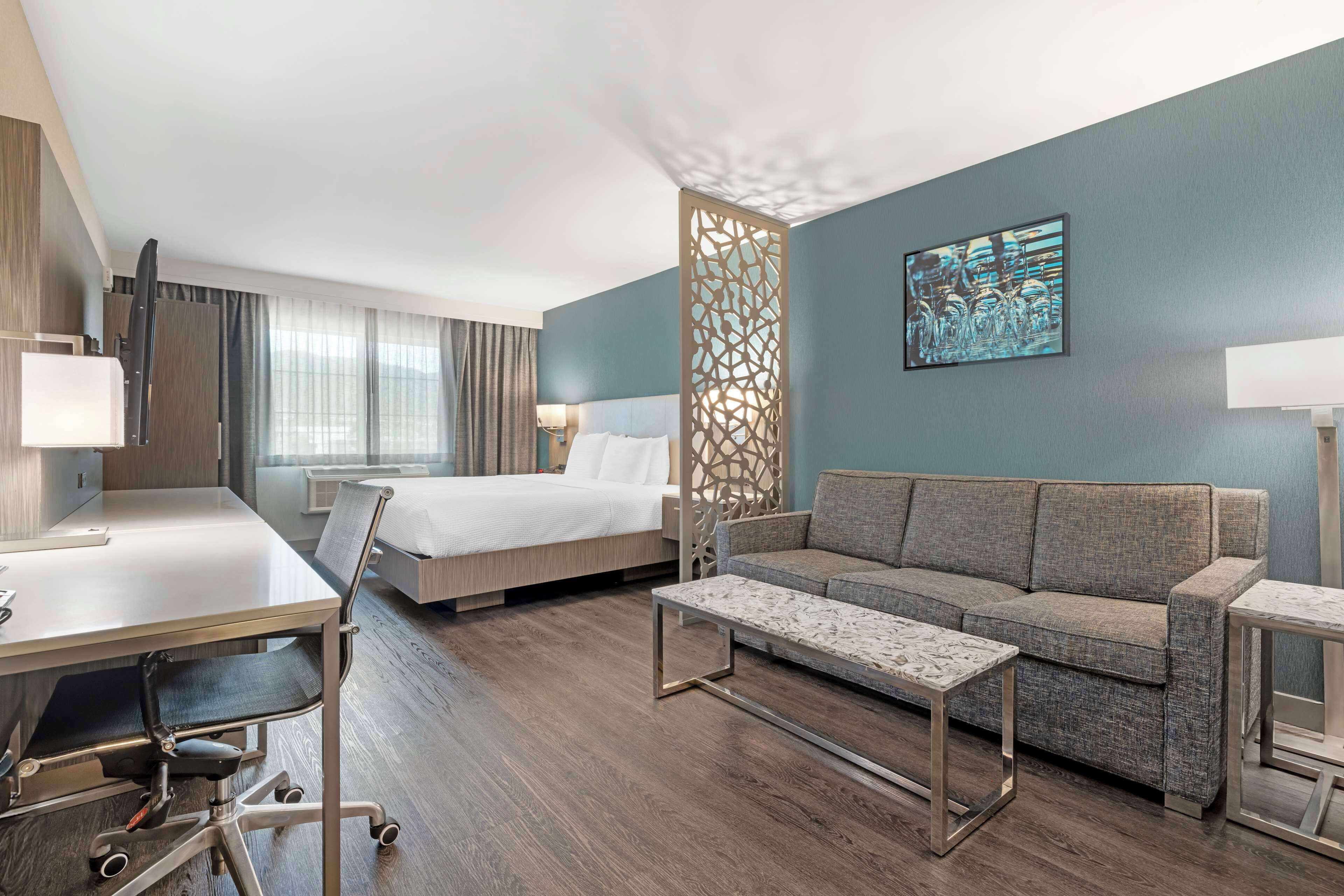 suite, 1 king bed, accessible, non smoking (walk-in shower;with sofabed) | pillow-top beds, in-room safe, desk, laptop workspace