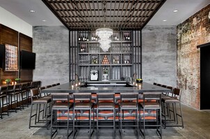 2 bars/lounges