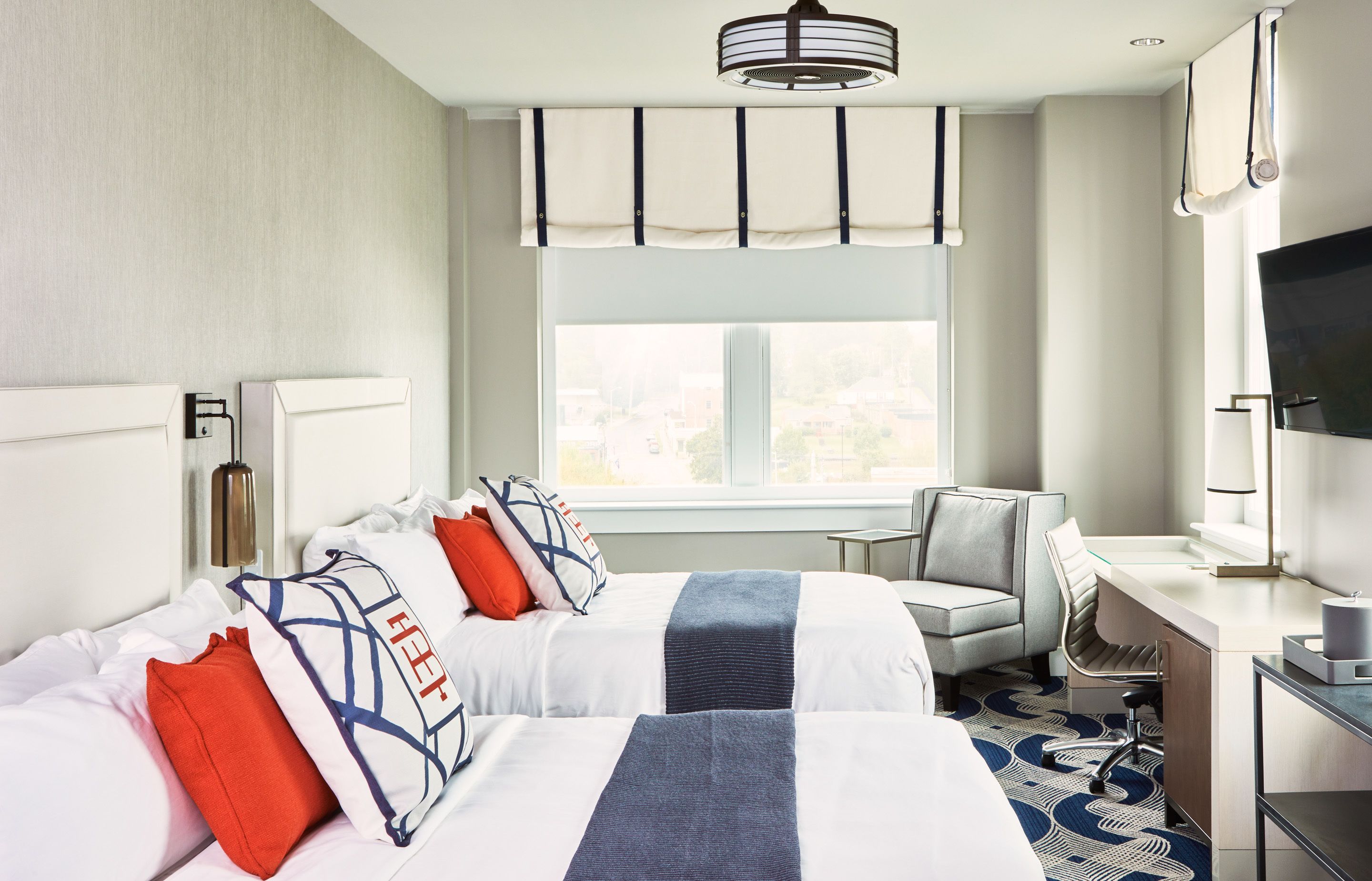 frette italian sheets, premium bedding, in-room safe, desk