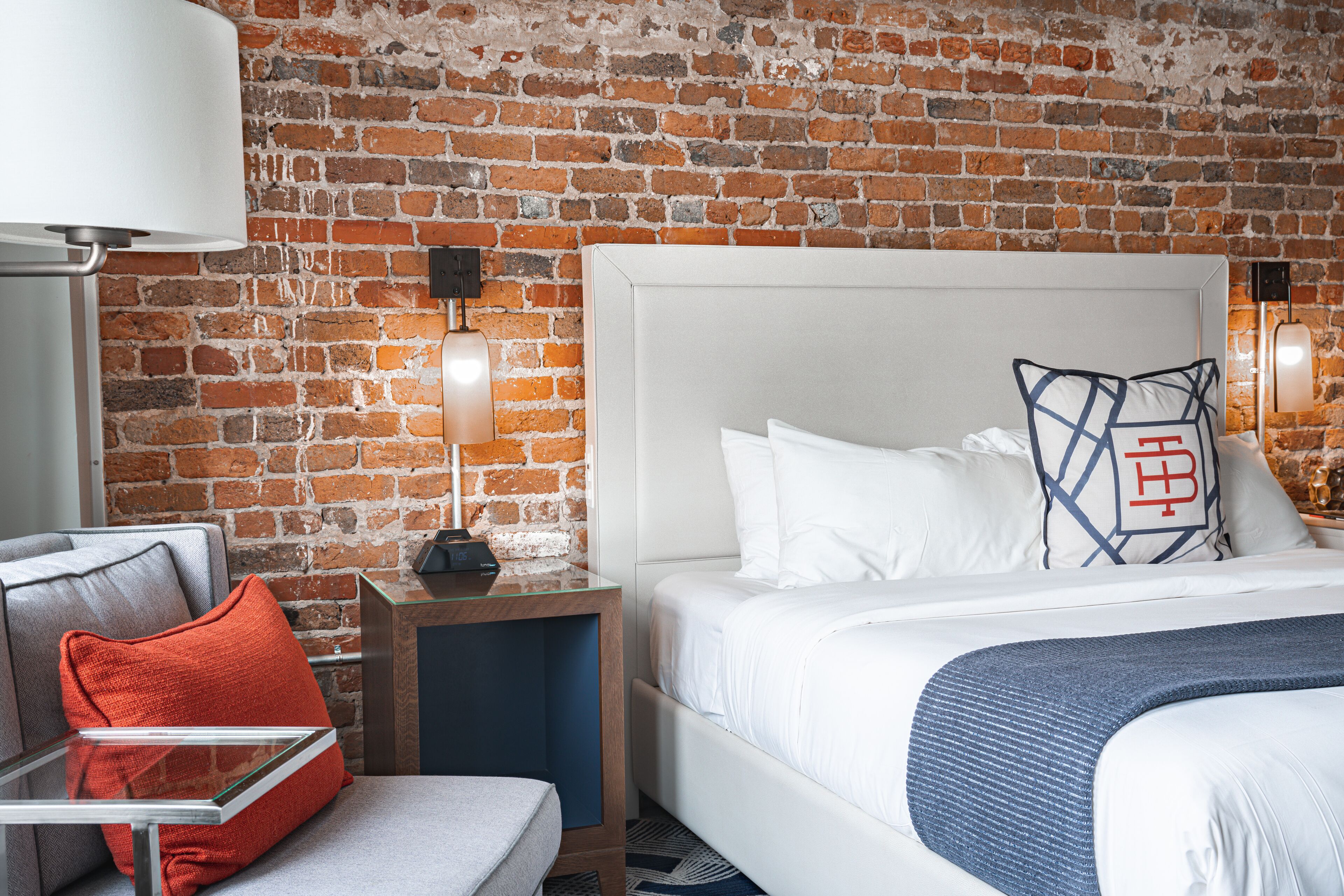 frette italian sheets, premium bedding, in-room safe, desk