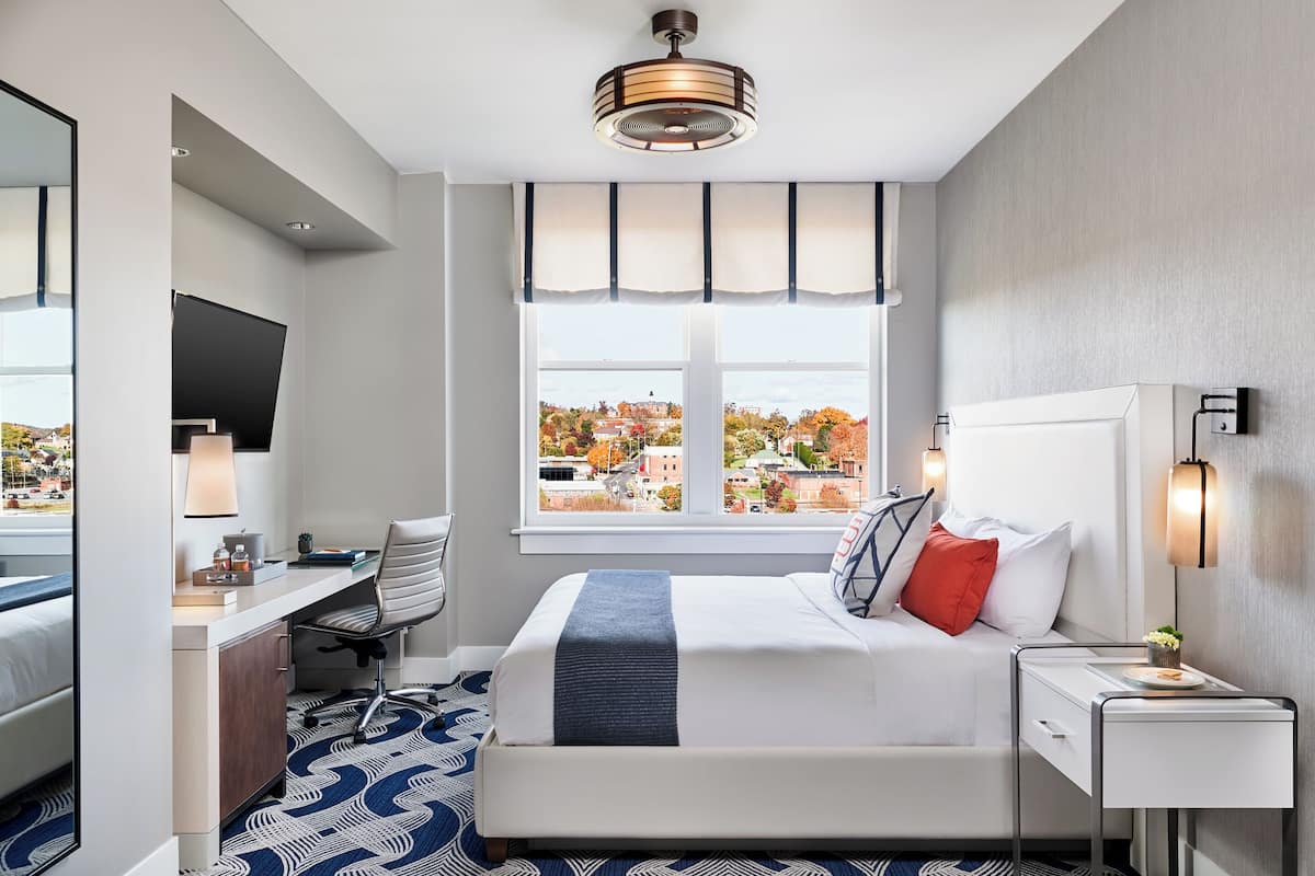 frette italian sheets, premium bedding, in-room safe, desk