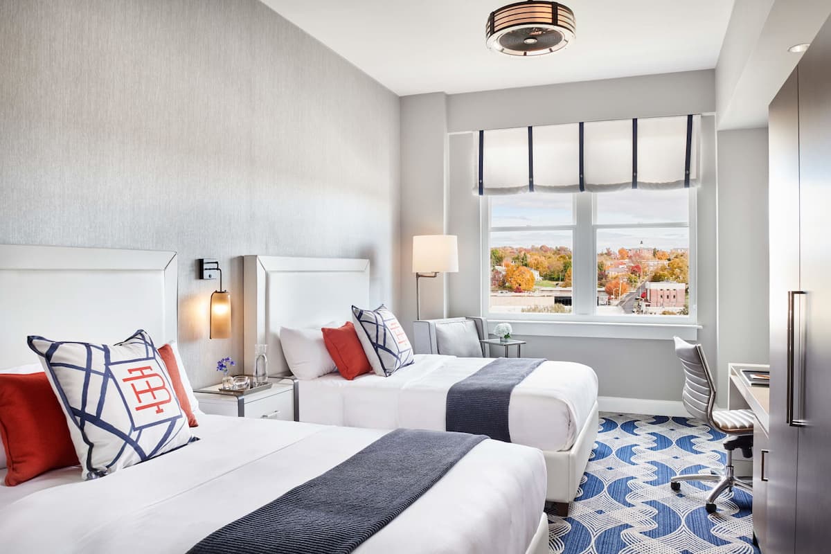 frette italian sheets, premium bedding, in-room safe, desk