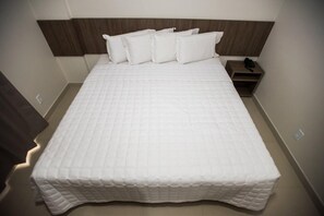 Quarto casal luxo, 1 cama King, vista para a cidade | Frigobar, escrivaninha, cortinas blackout, quartos à prova de som