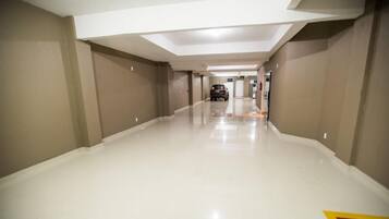 مواقف سيارات مجانية