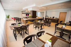 Free daily buffet breakfast  - Hotel Baiolim (Capinzal)