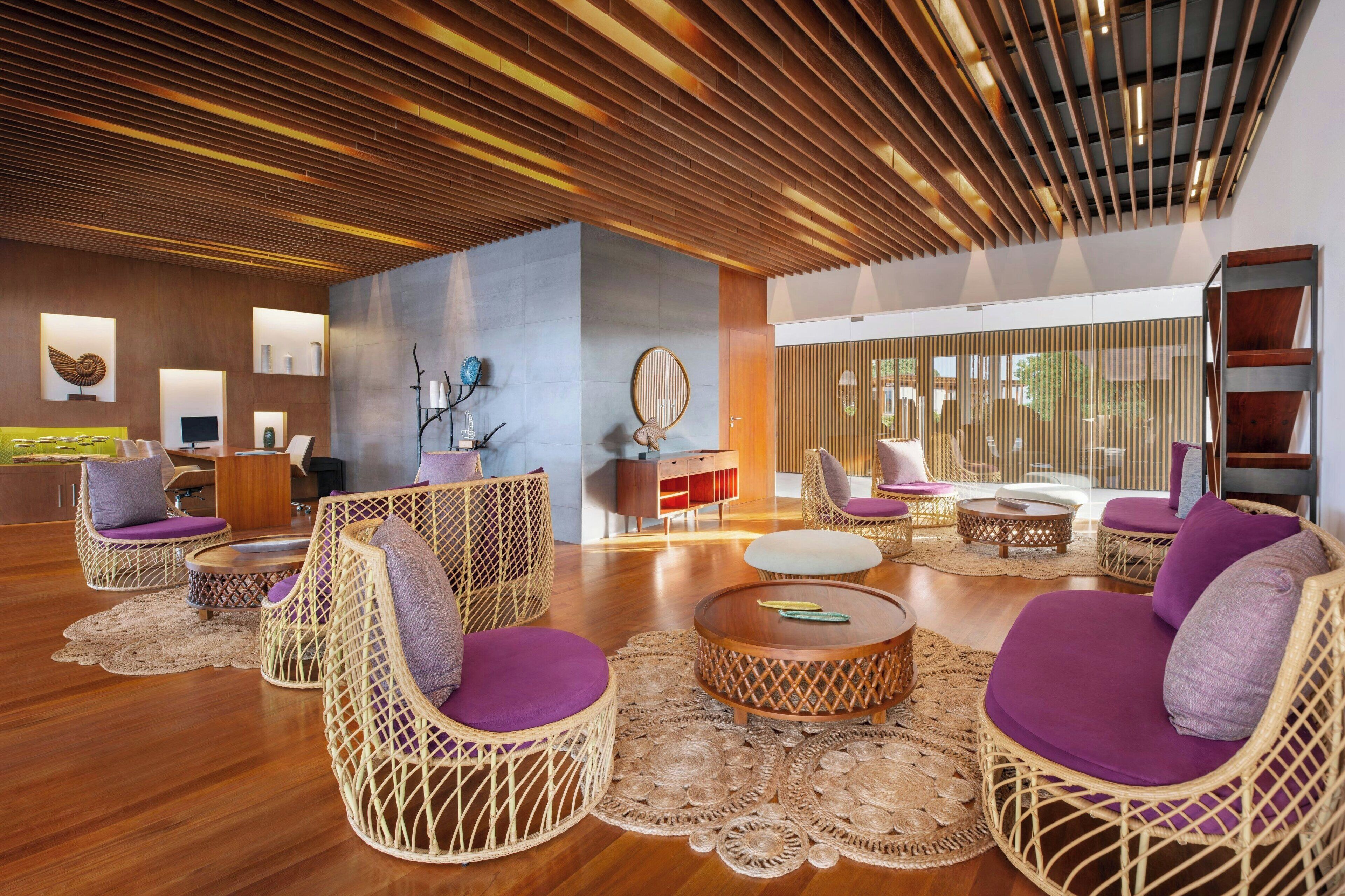 cocktail bar, ocean views, open daily