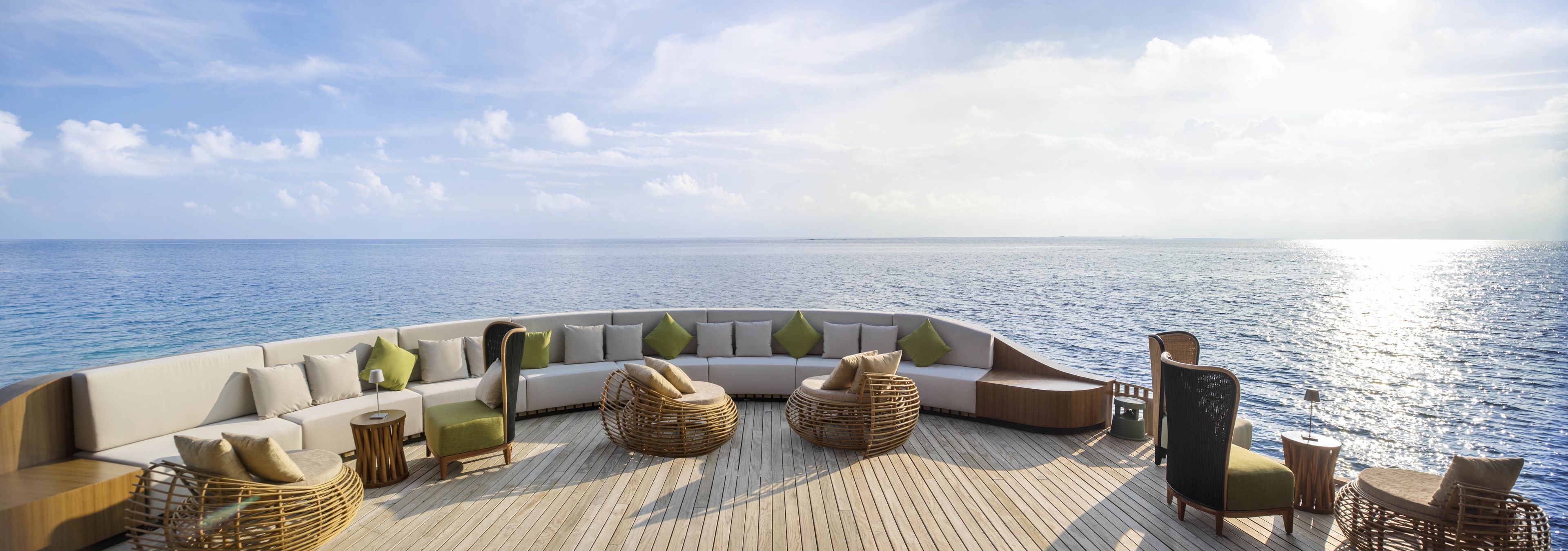 3 restaurants, breakfast, lunch, dinner served; international cuisine