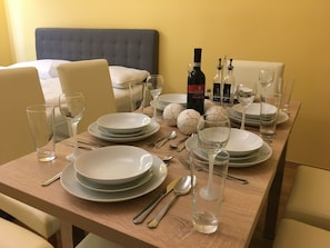 Appartement panoramique, 2 chambres (Downtown River TOP 30 incl. Extra Fee) | Repas dans la chambre