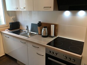 Appartement Panoramique, 2 chambres (Downtown River TOP 30 incl. Extra Fee) | Cuisine privée | Grand réfrigérateur, micro-ondes, four, plaque de cuisson