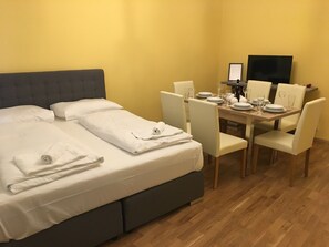 Panoramic-Apartment, 2 Schlafzimmer (Downtown River TOP 30 incl. Extra Fee) | 2 Schlafzimmer, Bügeleisen/Bügelbrett, kostenloses WLAN, Bettwäsche