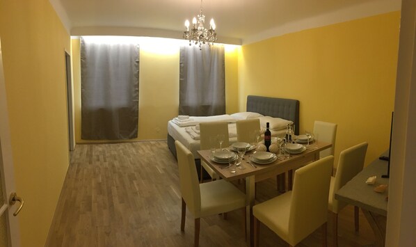 Panoramic-Apartment, 2 Schlafzimmer (Downtown River TOP 30 incl. Extra Fee) | Wohnbereich | Flachbildfernseher