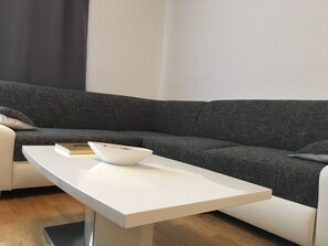 Deluxe-Apartment, 4 Schlafzimmer, Küche (Belvedere TOP 11 incl. Extra Fees) | Wohnbereich | Flachbildfernseher