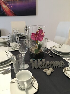 Deluxe Apartment, 4 Bedrooms, Kitchen (Belvedere TOP 11 incl. Extra Fees) | In-room dining - United Homes Apartments Vienna (Vienna)