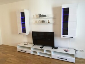 Deluxe-Apartment, 4 Schlafzimmer, Küche (Belvedere TOP 11 incl. Extra Fees) | Wohnbereich | Flachbildfernseher