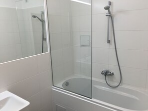 Deluxe-Apartment, 4 Schlafzimmer, Küche (Belvedere TOP 11 incl. Extra Fees) | Badezimmer | Badewanne, Handtücher