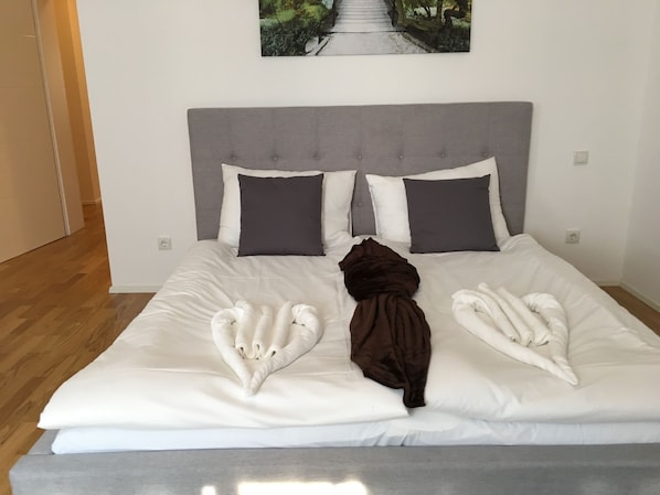 Deluxe-Apartment, 4 Schlafzimmer, Küche (Belvedere TOP 11 incl. Extra Fees) | 1 Schlafzimmer, Bettwäsche aus ägyptischer Baumwolle