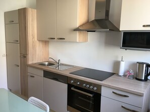 Deluxe-Apartment, 4 Schlafzimmer, Küche (Belvedere TOP 11 incl. Extra Fees) | Eigene Küche | Kühlschrank, Mikrowelle, Wasserkocher mit Kaffee-/Teezubehör