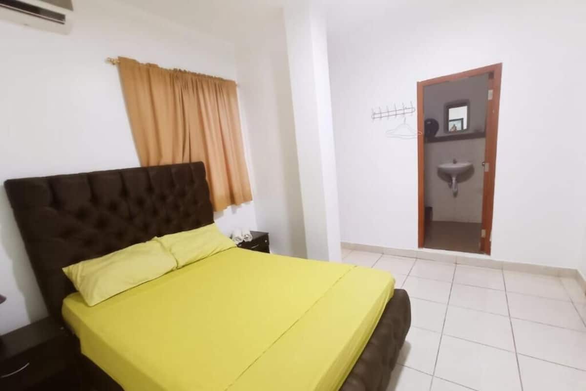 1 habitación, colchones con pillow-top y tabla de planchar con plancha