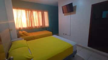 Habitación clásica doble, 2 camas dobles | 1 dormitorio y colchones con acolchado adicional