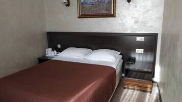 Hypo-allergenic bedding, minibar, desk, soundproofing