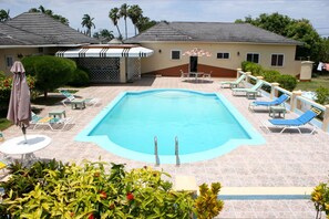 Außenpool, Sonnenschirme, Liegestühle