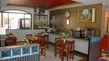 Café da manhã com buffet grátis todos os dias