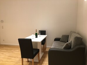 Economy-Apartment, 1 Schlafzimmer (Schoenbrunn TOP 30 incl. Extra Fees) | Essbereich im Zimmer