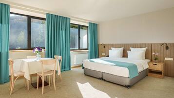 Deluxe Studio Suite, 1 Bedroom | 1 bedroom, Egyptian cotton sheets, premium bedding, in-room safe