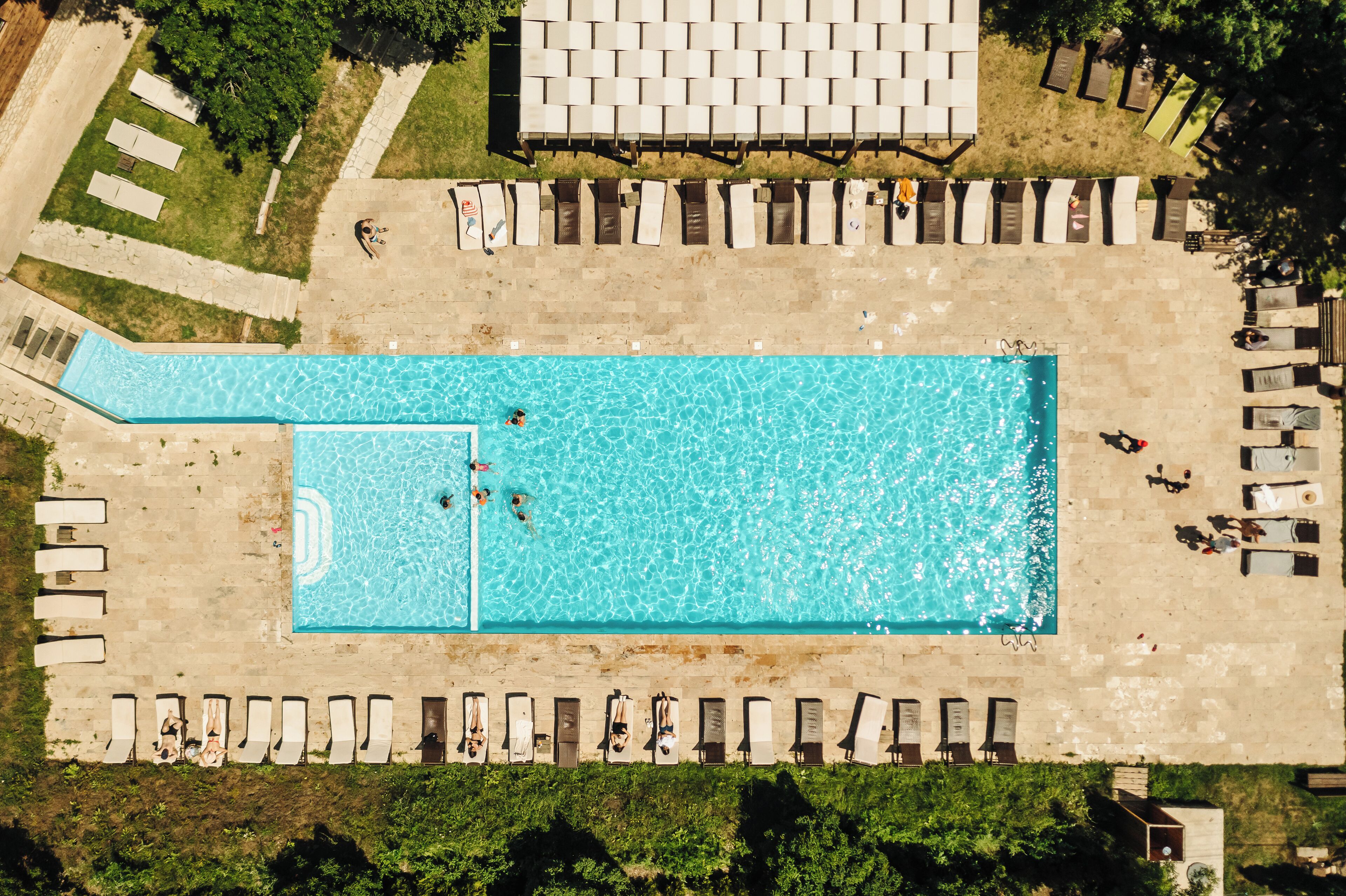 Piscina interna, piscina externa, guarda-sóis, espreguiçadeiras