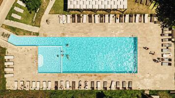 Piscina interna, piscina externa, guarda-sóis, espreguiçadeiras