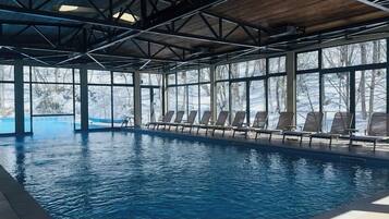 Piscina coperta, piscina all'aperto, ombrelloni da piscina, lettini