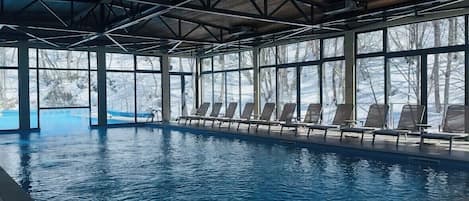 Innenpool, Außenpool, Sonnenschirme, Liegestühle