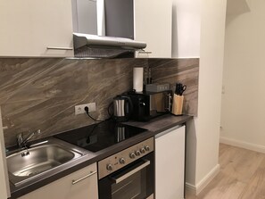 Refrigerador con freezer, microondas, horno, placa de cocina