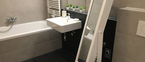 Economy Apartment, 1 Bedroom, Private Bathroom (Alsergrund TOP 2 incl. Extra Fees) | Bathroom | Bathtub, deep-soaking bathtub, hair dryer, towels