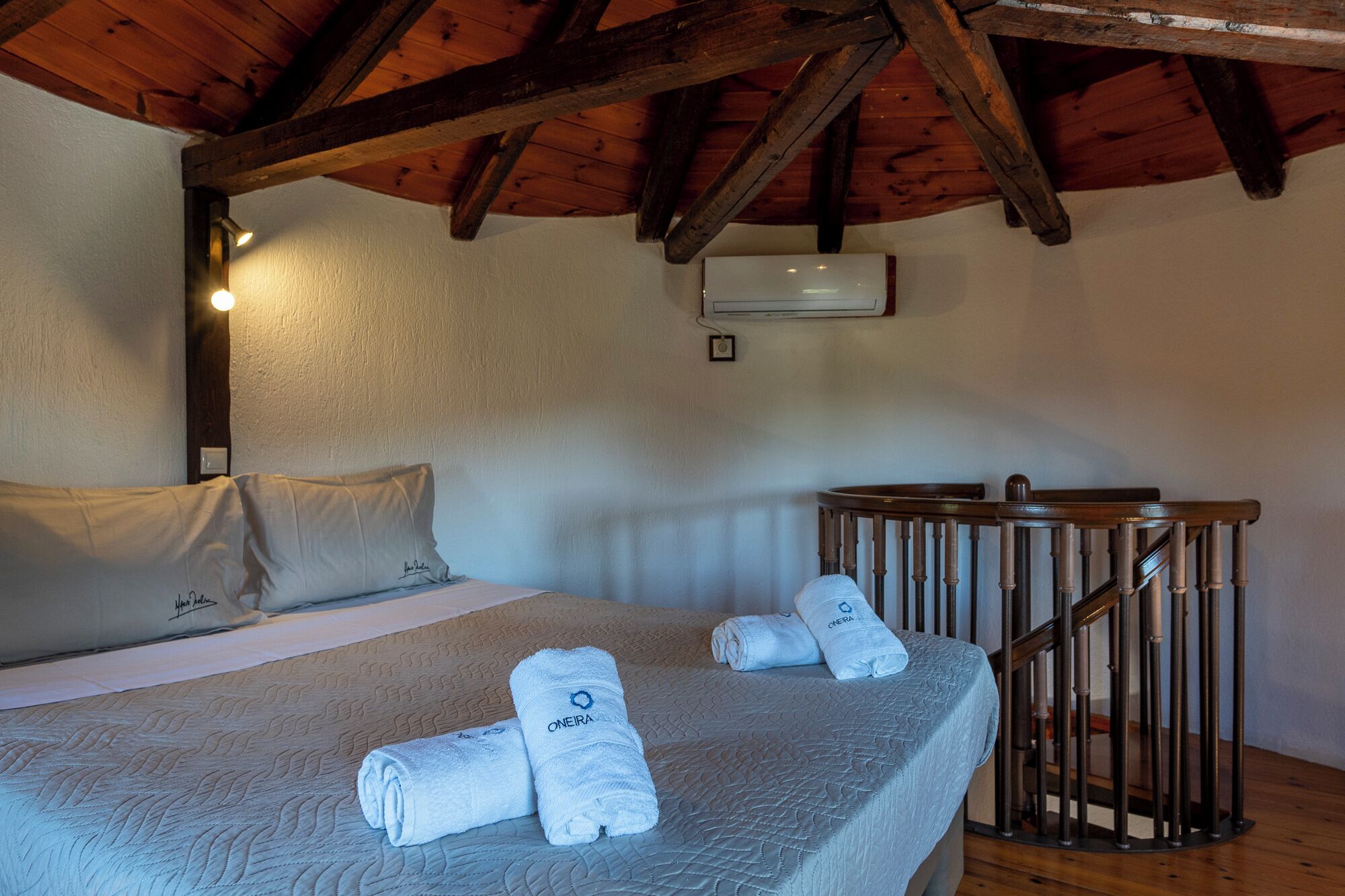 Apartment, 1 King-Bett, Poolzugang, zum Garten hin | Individuell dekoriert, individuell eingerichtet, Bügeleisen/Bügelbrett