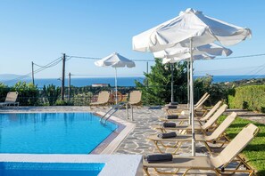 Außenpool (je nach Saison geöffnet), Pool mit Wasserfall, Sonnenschirme