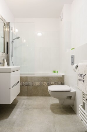 Estudio Confort, balcón | Baño | Tina con regadera, amenidades de baño gratuitas, secadora de cabello