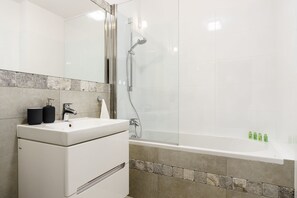 Studio Confort, balcon | Salle de bain | Ensemble baignoire-douche, articles de toilette (gratuits)