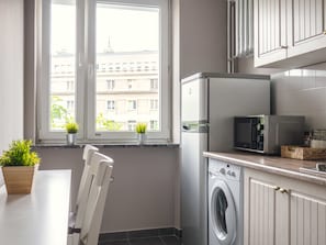 Refrigerador, microondas, placa de cocina, cafetera/tetera