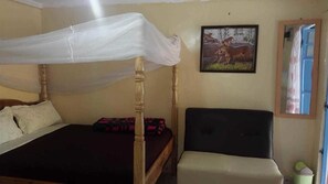 Quarto luxo, 1 cama de casal | Escrivaninha, ferros/tábuas de passar roupa, Wi-Fi de cortesia