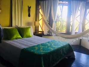 Een minibar, verduisterende gordijnen, een strijkplank/strijkijzer