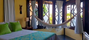 Minibar, cortinas blackout y tabla de planchar con plancha