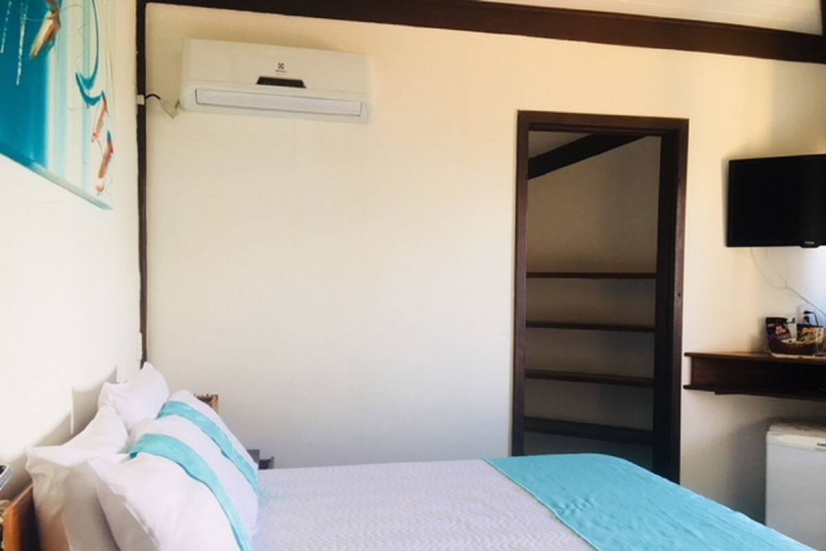 Minibar, cortinas blackout y tabla de planchar con plancha