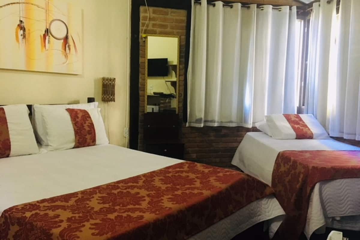 Minibar, cortinas blackout y tabla de planchar con plancha