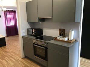Deluxe appartement, 2 slaapkamers, balkon (Arsenal TOP 6 incl. Extra Fees) | Privékeuken | Een koelkast met diepvriezer, een microgolfoven, een oven, een kookplaat